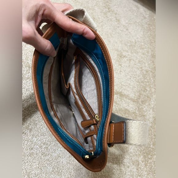 Michel kors cross body, no flaws. Used only one time. - Picture 4 of 7